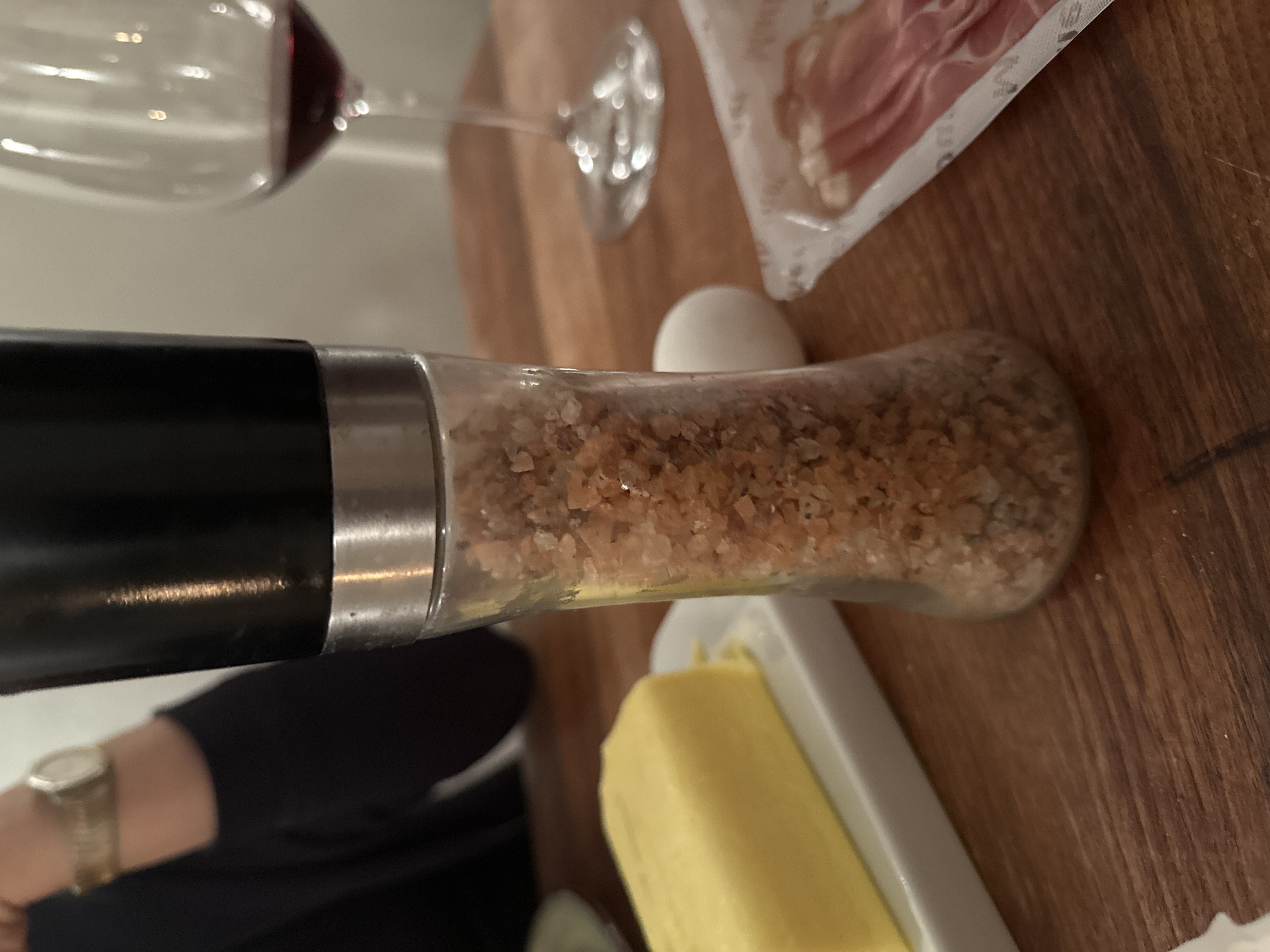 "Manuelle Salzmühle aus Glas und Edelstahl mit Himalayasalz"